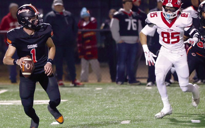 Roman Tucker, under pressure from the Elgin defense looks for an open receiver. Photo by Sylvia Danyele