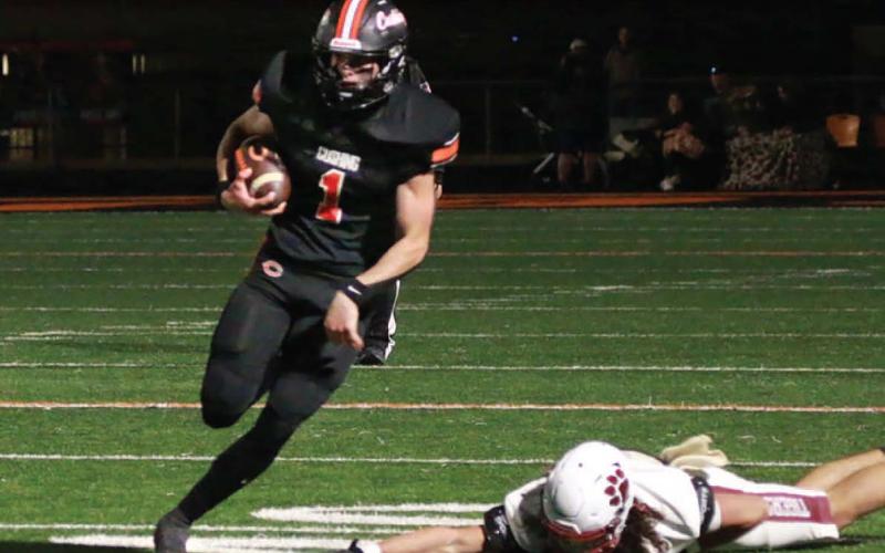 Senior quarterback Roman Tucker leaves a Ardmore Tiger defender in his dust as he makes a run down O’Dell Field. Story on page 9. Photo by J.D. Meisner.