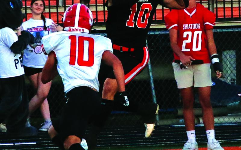 Wide receiver Brock Bales catches a Roman Tucker pass in the opening drive of Cushing’s homecoming game against Skiatook. Bales took the ball 80 yards to the house for Cushing’s first TD. Photo by Allie Prater