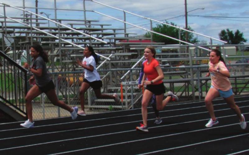 Sixth grade boys round the fi rst curve in the 220-yd dash led by Jayden Link followed by Austin Kennedy, Camden Evans, and Kyler Claxton. Kennedy and Evans kept up momentum fi nishing in fi rst and second followed by Gavin Nickell in third. Makiah Shanklin, Stevie Kate Ethridge, Maddilynn Terrell, and Nailah Mooreland take off strong during the sixth grade girls’ 75-yd dash. The other girls trailed off without placing but Shanklin kept it up to earn second. Photos by DeAnna Maddox.