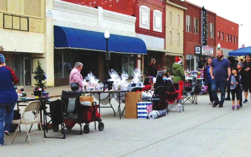 Hundreds of shoppers, kids, kids at heart, and believers turned out Saturday for Cushing’s first-ever Downtown Christmas Market, spearheaded by Megan Newman, owner of Be-YOU-ti-ful Boutique, downtown. More than a dozen vendors off ering hot chocolate, gift ideas, food and a petting zoo, joined local shoppers, and put up with the cool temperatures and wind to help kick off the Christmas Season in Cushing’s Broadway District.