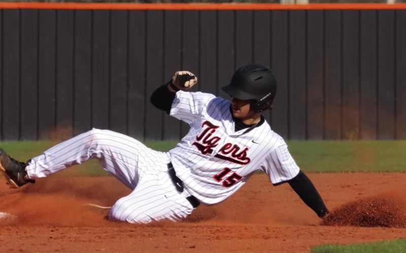 Wyatt Delong scored two runs, had two hits and an RBI in three at bats Monday. Photo by Allie Prater 1 2 3 4 5 6 7 Tot CLV 0 0 1 0 0 x x 1 CSH 4 4 4 9 x x x 21