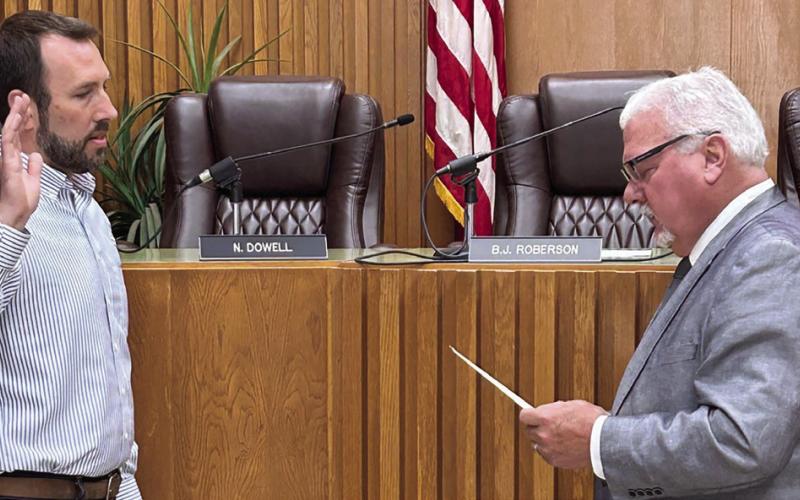 Municipal Judge Bill Ahrberg swears in Cushing City Commission Chairman B. J. Roberson during the regular meeting Monday. Photo by DeAnna Maddox