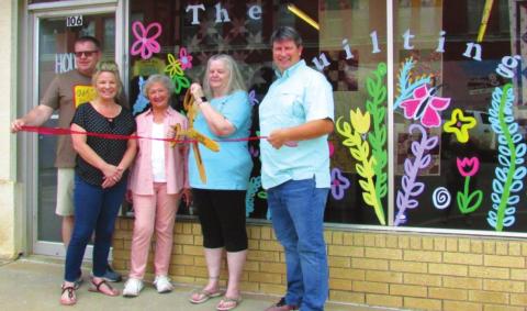 From left: Downtown Cushing Revitalization Association President Justin Cargill, Cushing Chamber of Commerce President/CEO Tracy Caulfi eld, DCRA member Marilyn Duff, Owner Debra Shiplett and Cushing Economic Development Director Bruce Johnson came out on July 20 for a ribbon cutting ceremony at The Quilting Hut located at 106 North Harrison.