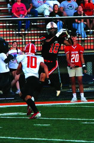 Wide receiver Brock Bales catches a Roman Tucker pass in the opening drive of Cushing’s homecoming game against Skiatook. Bales took the ball 80 yards to the house for Cushing’s first TD. Photo by Allie Prater