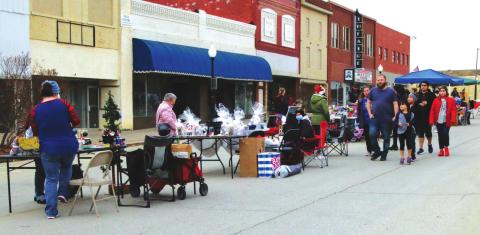 Hundreds of shoppers, kids, kids at heart, and believers turned out Saturday for Cushing’s first-ever Downtown Christmas Market, spearheaded by Megan Newman, owner of Be-YOU-ti-ful Boutique, downtown. More than a dozen vendors off ering hot chocolate, gift ideas, food and a petting zoo, joined local shoppers, and put up with the cool temperatures and wind to help kick off the Christmas Season in Cushing’s Broadway District.