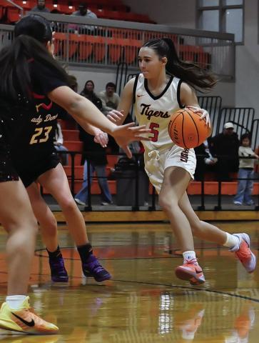 Remi Powell drives the lane. Photo by Sarah Townes