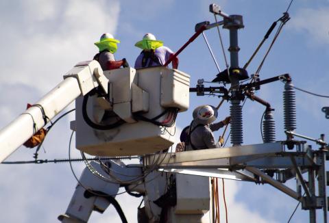 Cushing Electrical Superintendent Mike Stark and personnel from Force Electric and GRDA work to replace a failed switching device on the new line at Ninth Street and Little Avenue last Wednesday. The failure caused a city-wide outage for several hours. Photo by J. D. Meisner