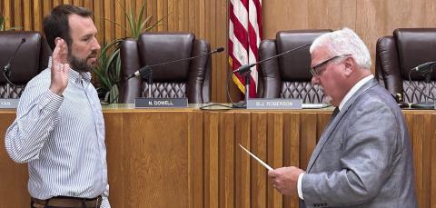 Municipal Judge Bill Ahrberg swears in Cushing City Commission Chairman B. J. Roberson during the regular meeting Monday. Photo by DeAnna Maddox