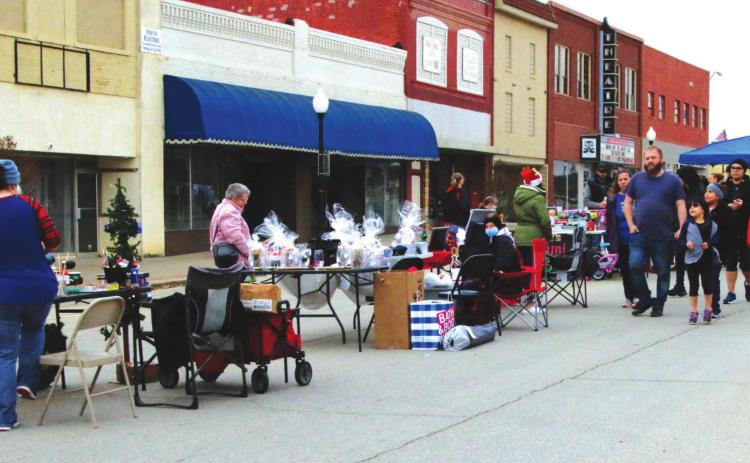 Hundreds of shoppers, kids, kids at heart, and believers turned out Saturday for Cushing’s first-ever Downtown Christmas Market, spearheaded by Megan Newman, owner of Be-YOU-ti-ful Boutique, downtown. More than a dozen vendors off ering hot chocolate, gift ideas, food and a petting zoo, joined local shoppers, and put up with the cool temperatures and wind to help kick off the Christmas Season in Cushing’s Broadway District.